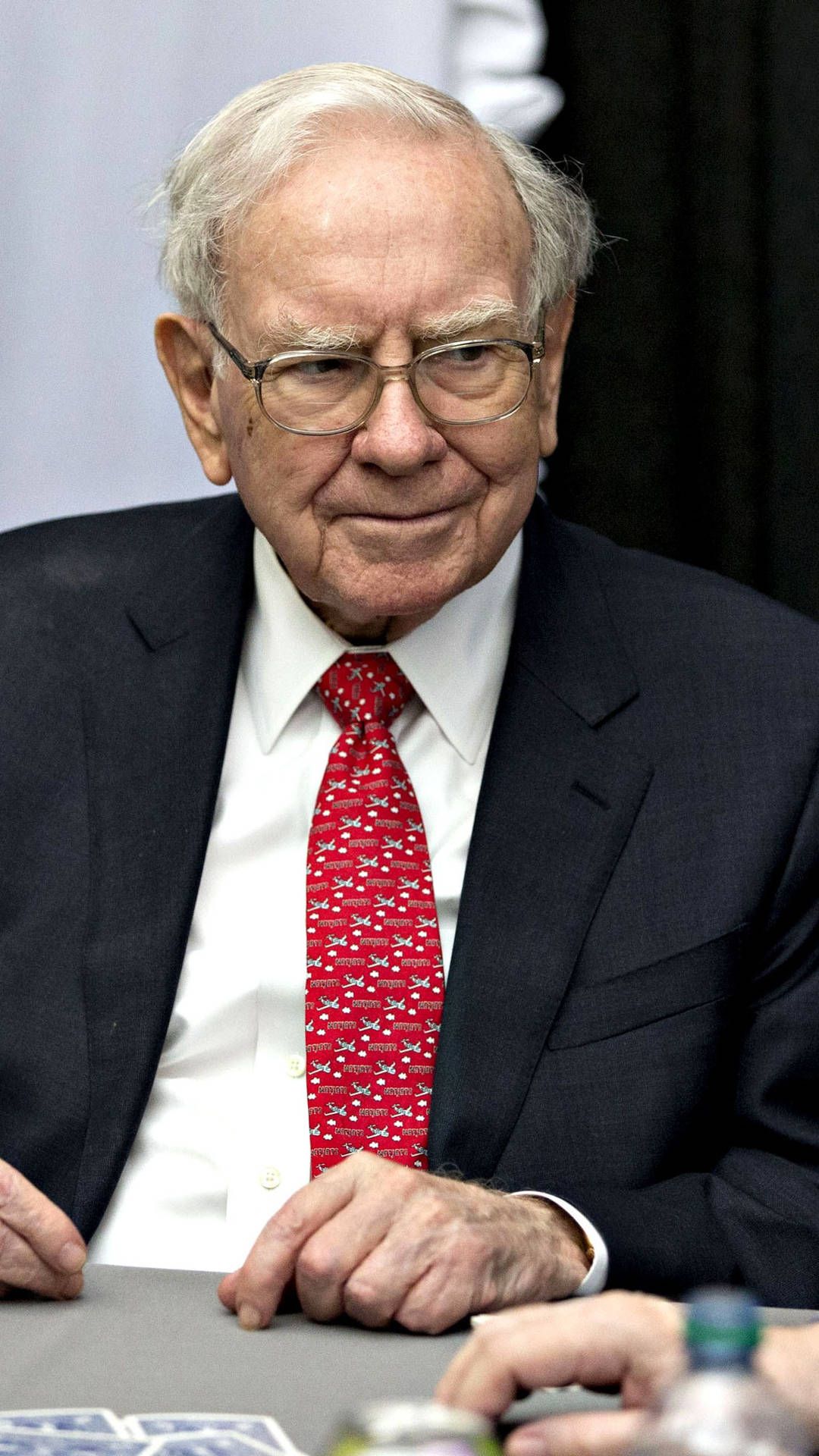 Warren Buffett Sits on Record Cash Pile, Signaling Caution Amid Market Euphoria